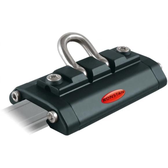 Araba, iki civata ile monte edilmiş hareketli kilit bağlantılı