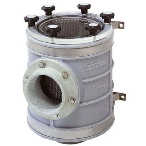 Vetus tip 1900 deniz suyu filtresi. Gövde polietilen, filtre elemanı paslanmaz çelik, üst kapak ise akriliktir.